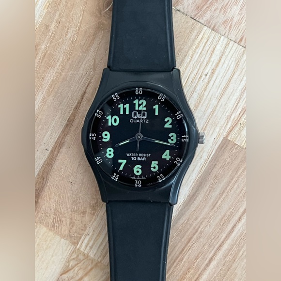 Q&Q Ladies Watch Black Rubber Strap and Dial Luminous Hands Markers 10BAR WR - Picture 3 of 12